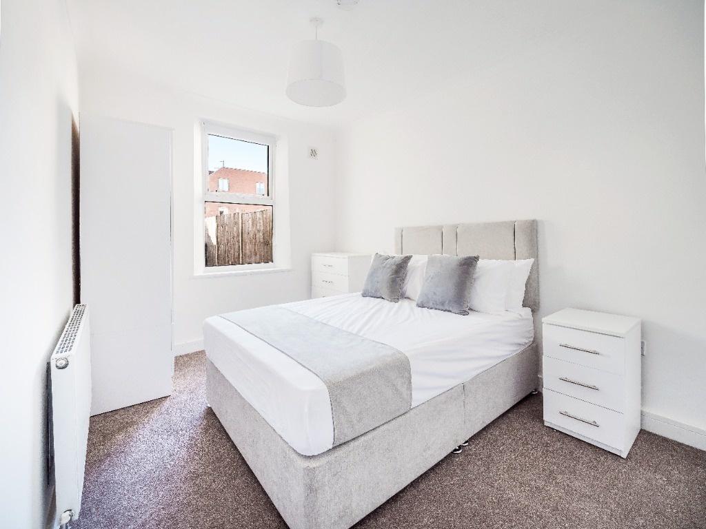 Bright, fresh double bedroom with neutral decor...
