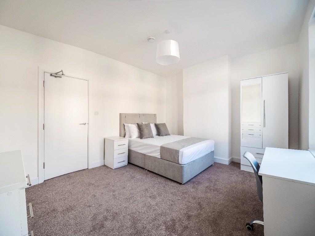 Bright, neat double bedroom with study area...