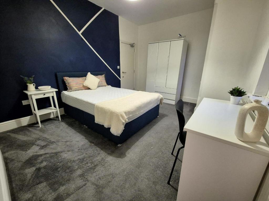 Modern double with stylish feature wall and des...
