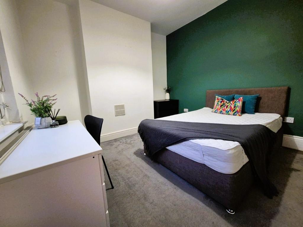 Bright double room with study space and feature...