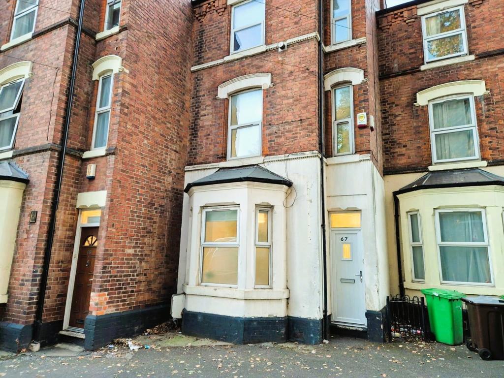 Victorian terraced redbrick property with bay a...