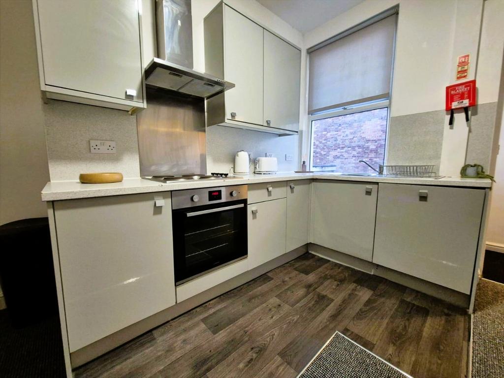 Neat modern kitchen with integrated appliances...