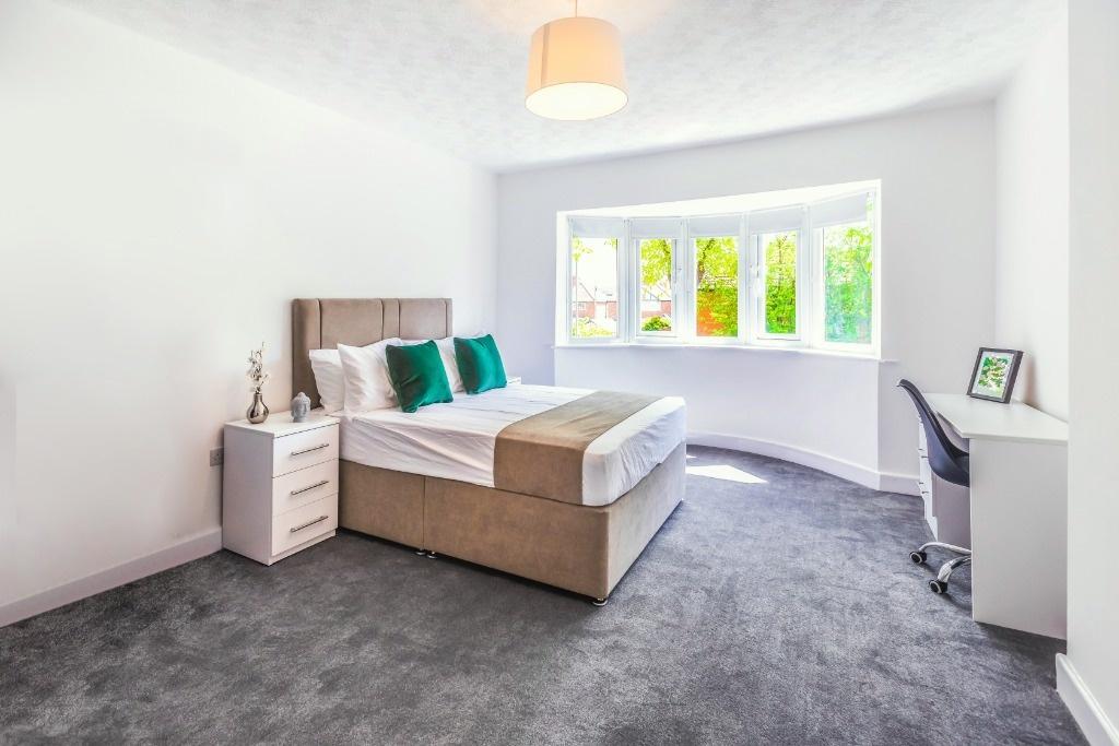 Bright, modern double bedroom with study nook...