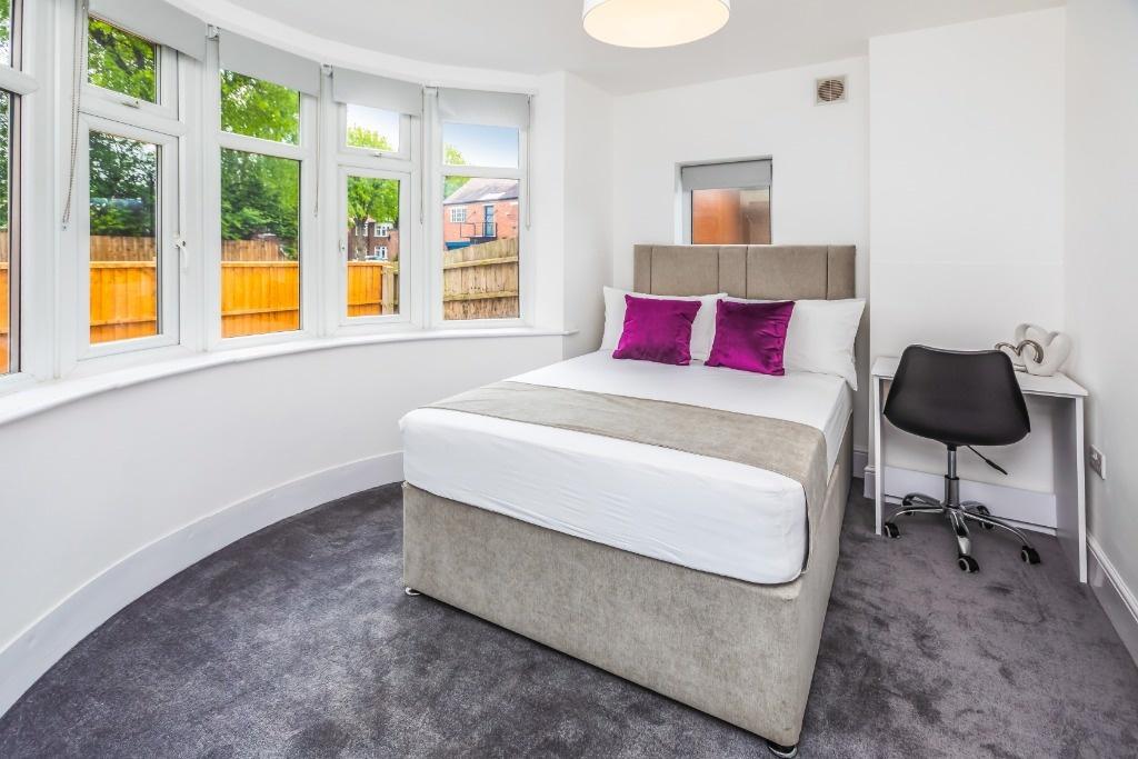 Bright bay-room with comfy double bed...