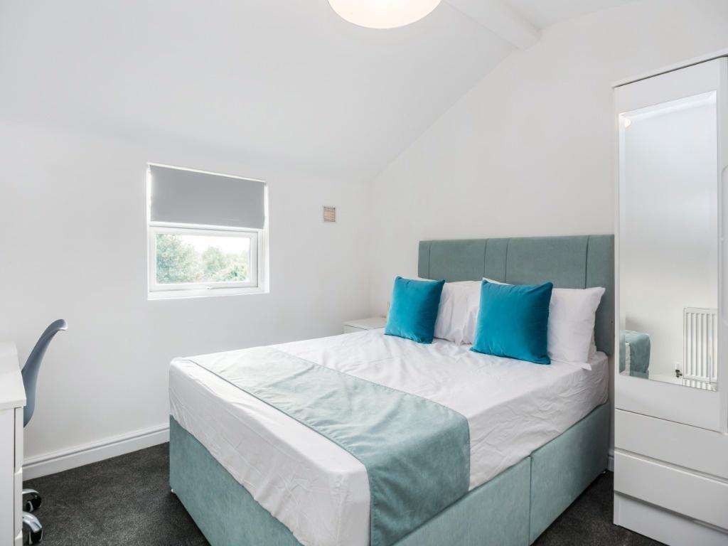 Bright, modern double room with fitted storage...