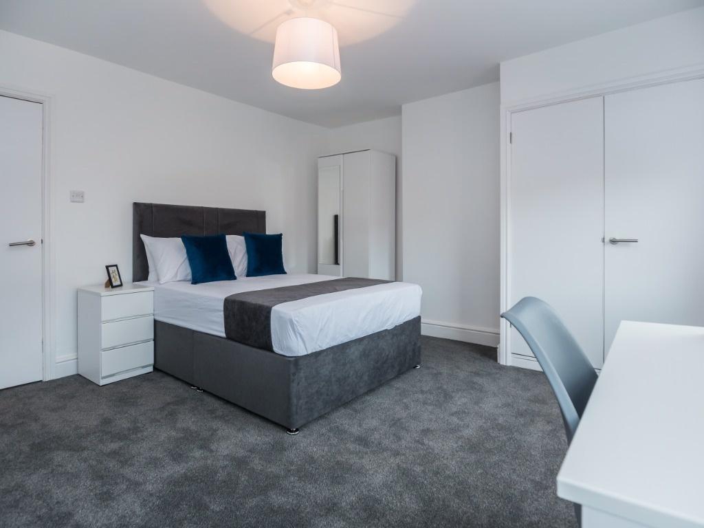 Bright, modern double bedroom with study space...