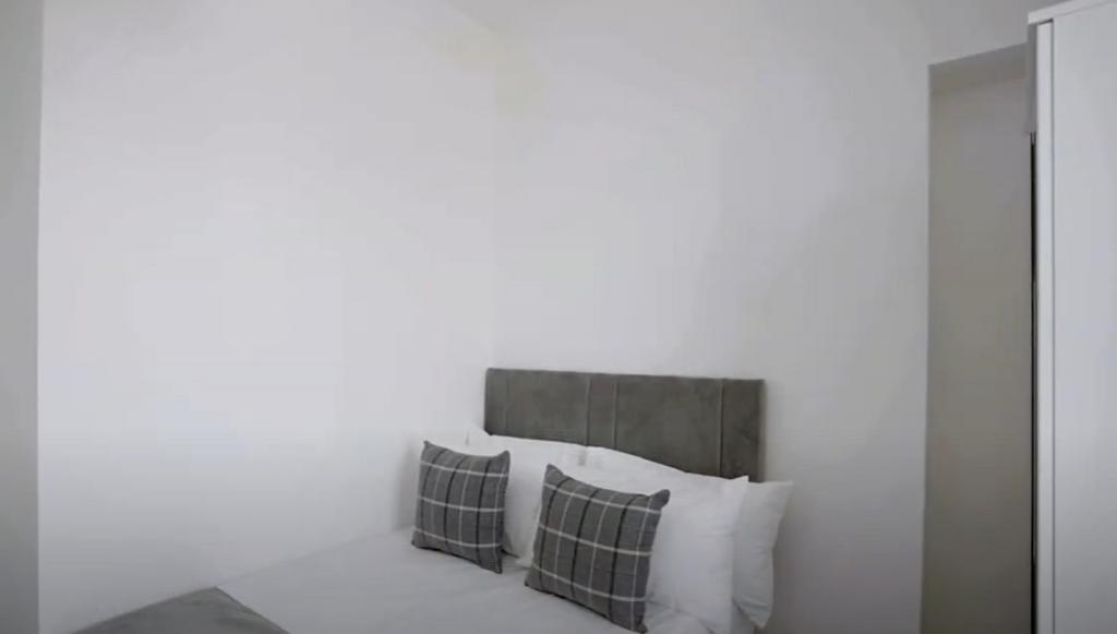 Minimal bedroom with upholstered headboard and ...