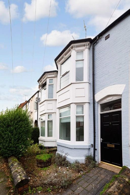 Well-kept terraced house with bay windows...