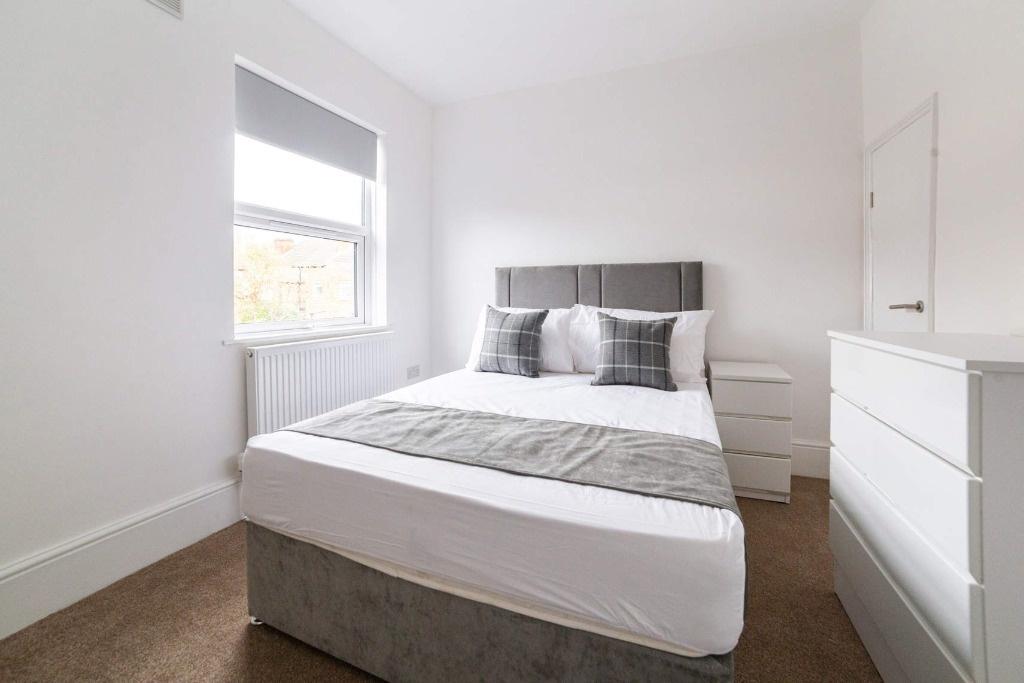 Bright, neat double bedroom with modern bed...