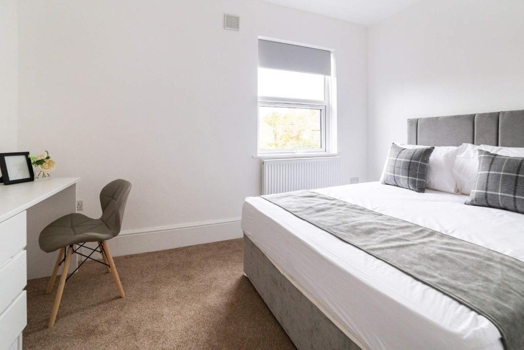 Bright, tidy double room with modern bed and de...