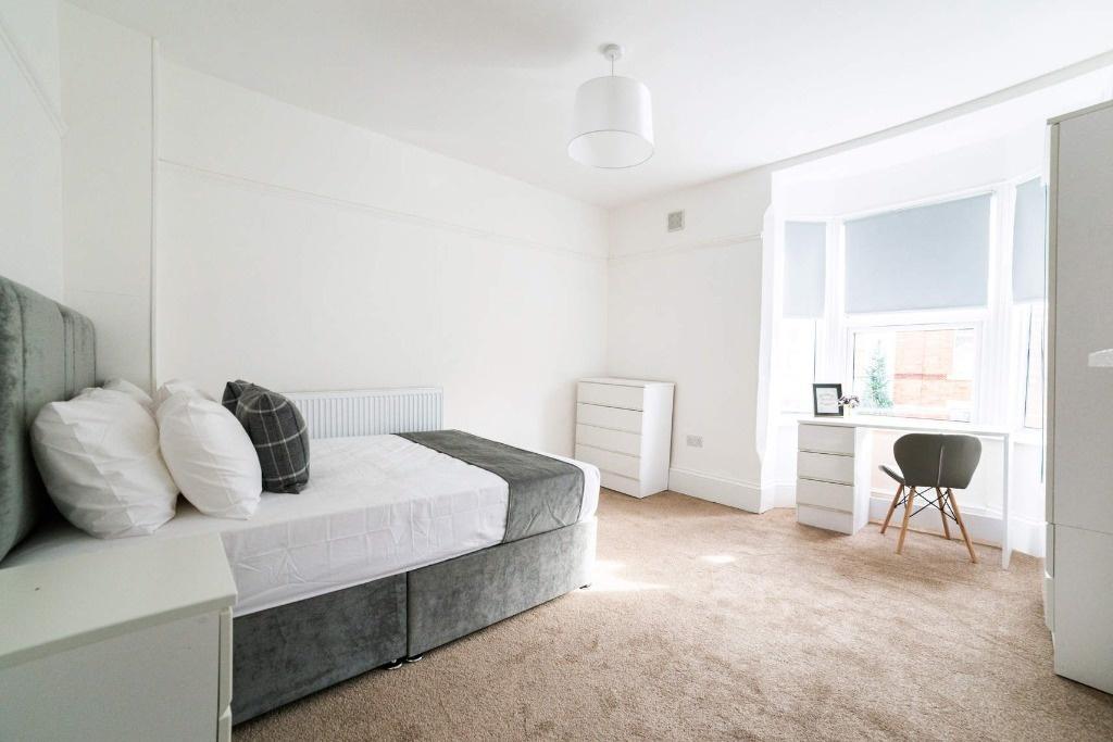 Bright double bedroom with study nook...