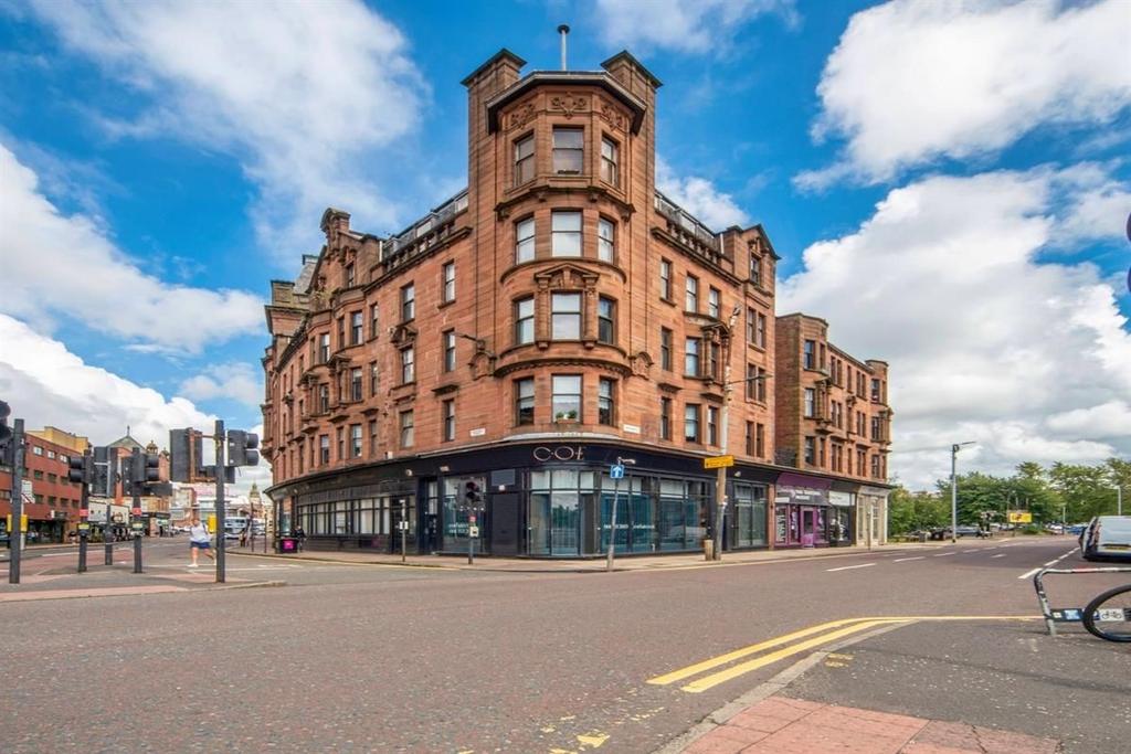 Attractive corner building with ground-floor sh...