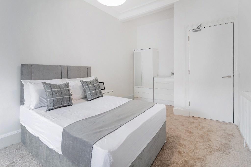 Bright, neatly presented double bedroom with be...