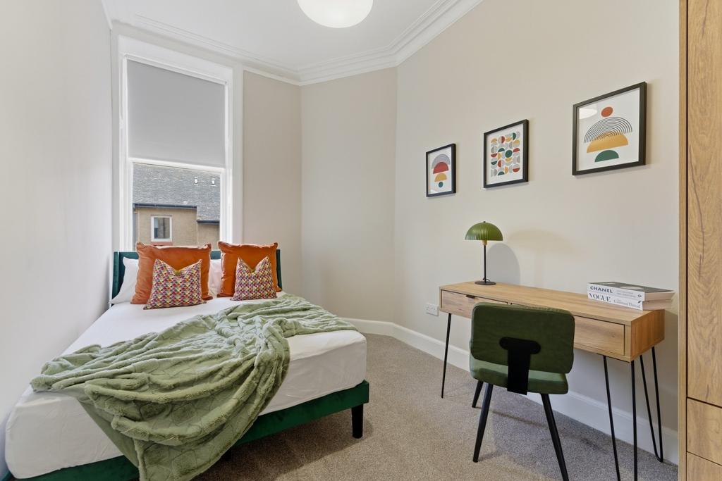 Bright double bedroom with desk and modern deco...