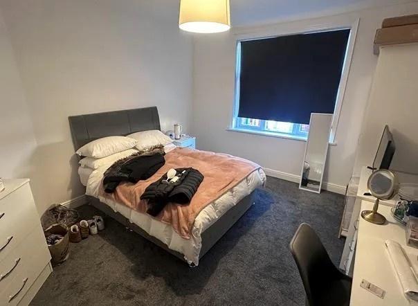 Cozy double room with desk and wardrobe...