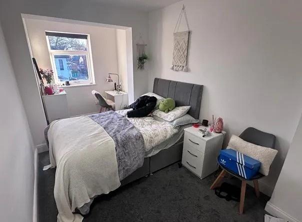Bright furnished double room with study nook...