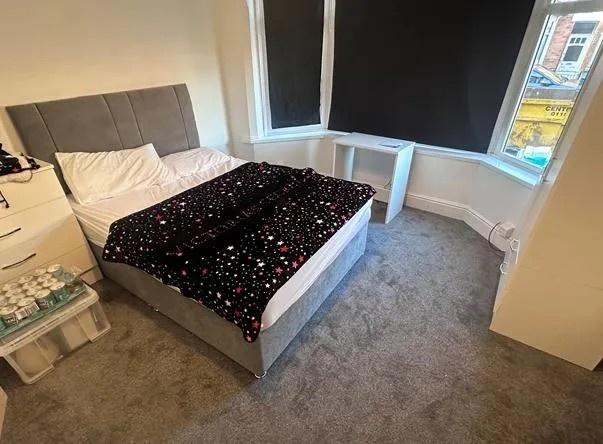 Bright double room with bay window and carpet...