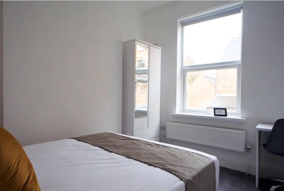 Bright double bedroom with window and neat deco...