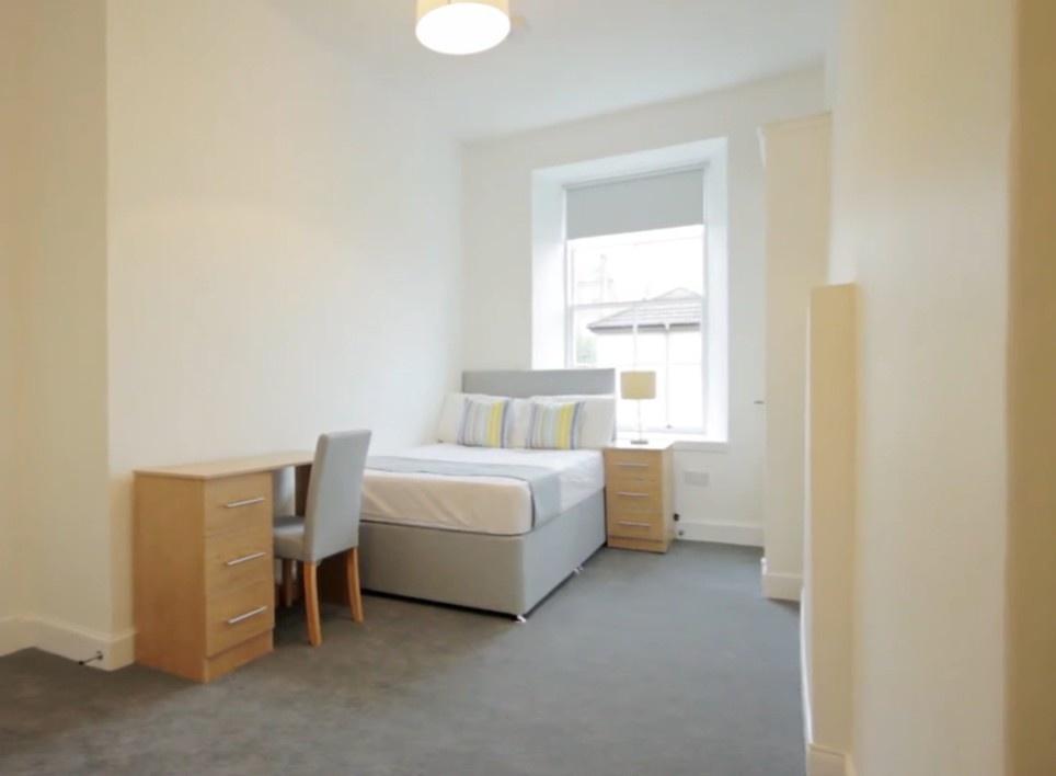 Bright, tidy double bedroom with desk and stora...