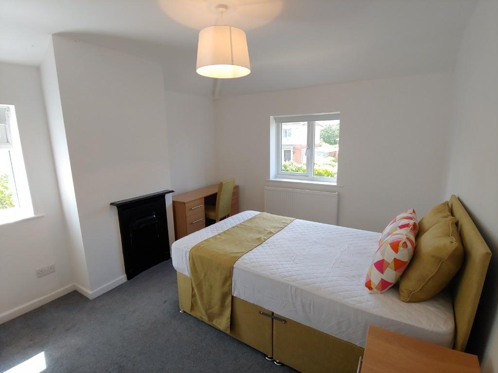 Bright, tidy bedroom with double bed and storag...