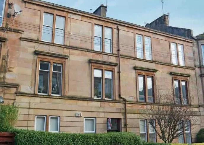 Attractive traditional sandstone tenement with ...