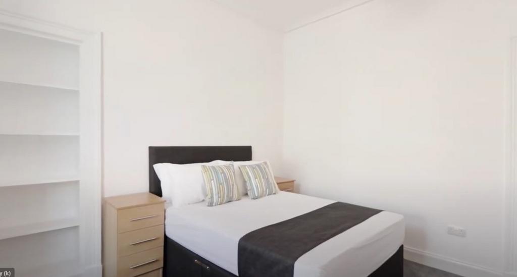 Bright, tidy double bedroom with built-in shelv...
