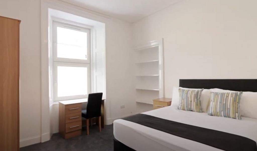 Bright, tidy double room with bed and desk...