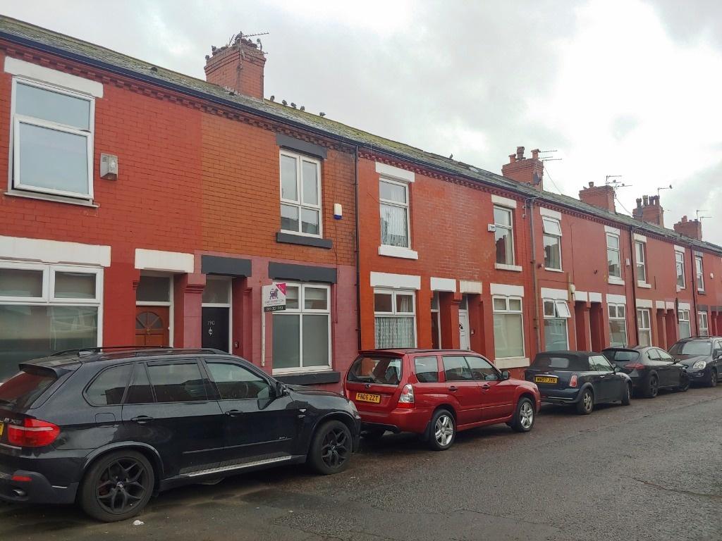 Row of well-kept terraced houses on a residenti...