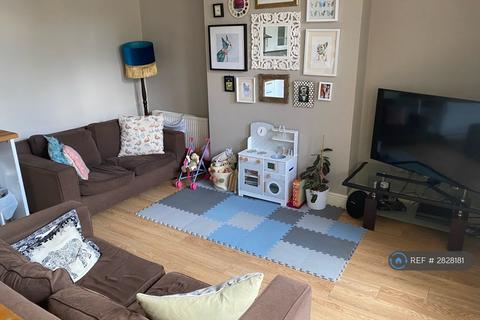 3 bedroom flat to rent, Streatham Common North, London, SW16