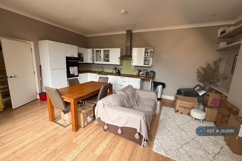 3 bedroom flat to rent, Streatham Common North, London, SW16