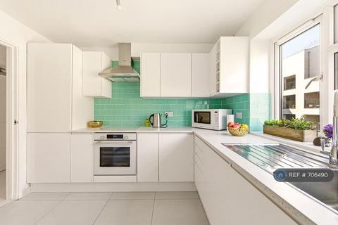 4 bedroom flat to rent, Avenue House, London, NW6