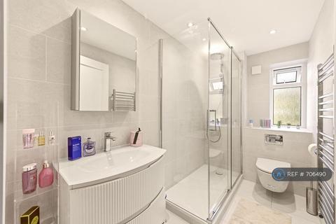 4 bedroom flat to rent, Avenue House, London, NW6