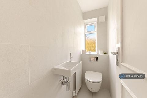 4 bedroom flat to rent, Avenue House, London, NW6