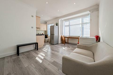 3 bedroom flat to rent, Hamilton Road, London