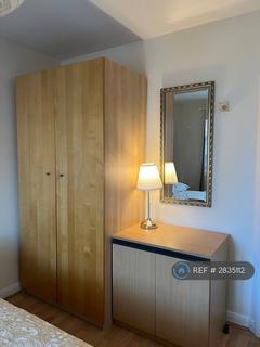 1 bedroom in a flat share to rent, Noble Court, Mitcham, CR4