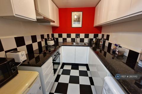 1 bedroom in a flat share to rent, Noble Court, Mitcham, CR4