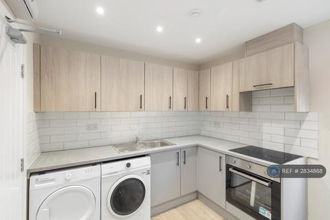 Studio to rent, Hedge Place Road, Greenhithe, DA9