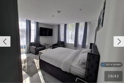 1 bedroom in a house share to rent, New Church Road, London, SE5