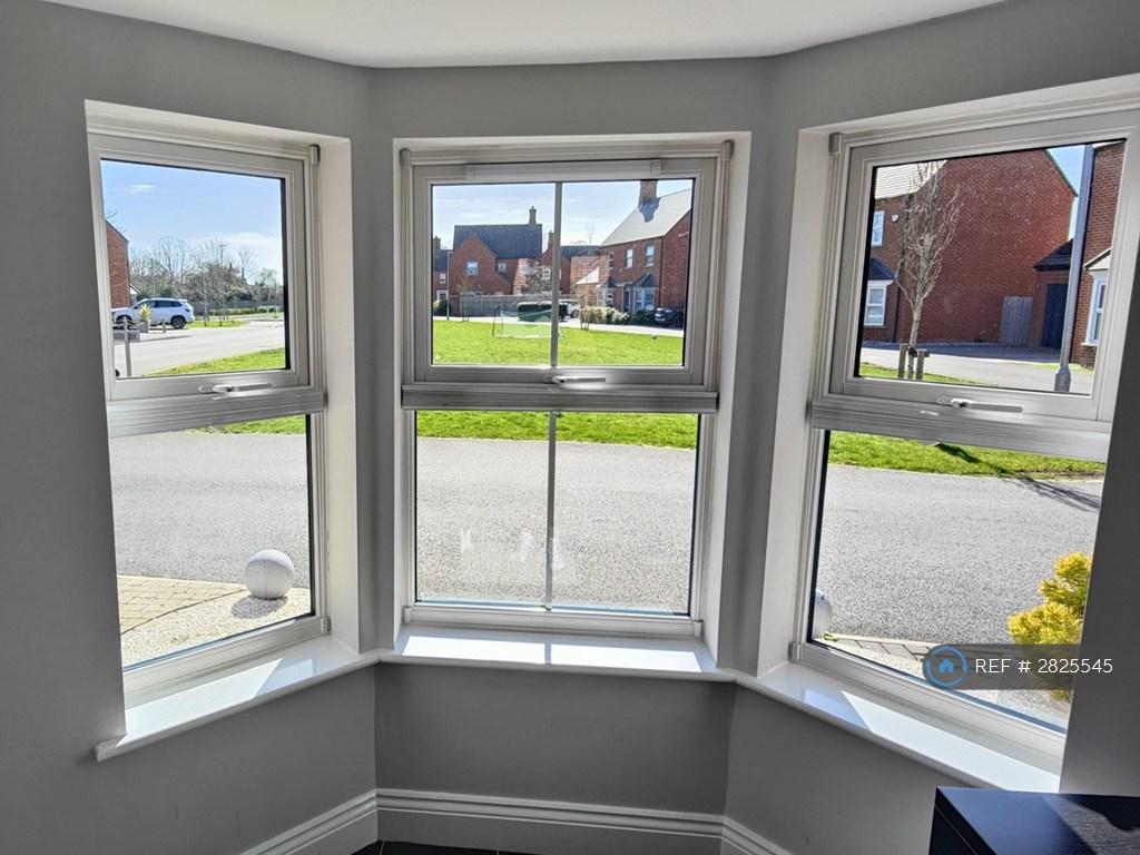 Loung Bay Window