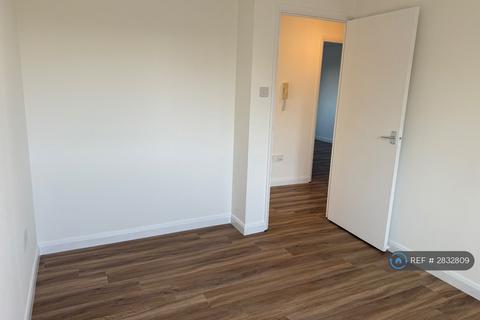 2 bedroom flat to rent, Cherry Blossom Close, London, N13