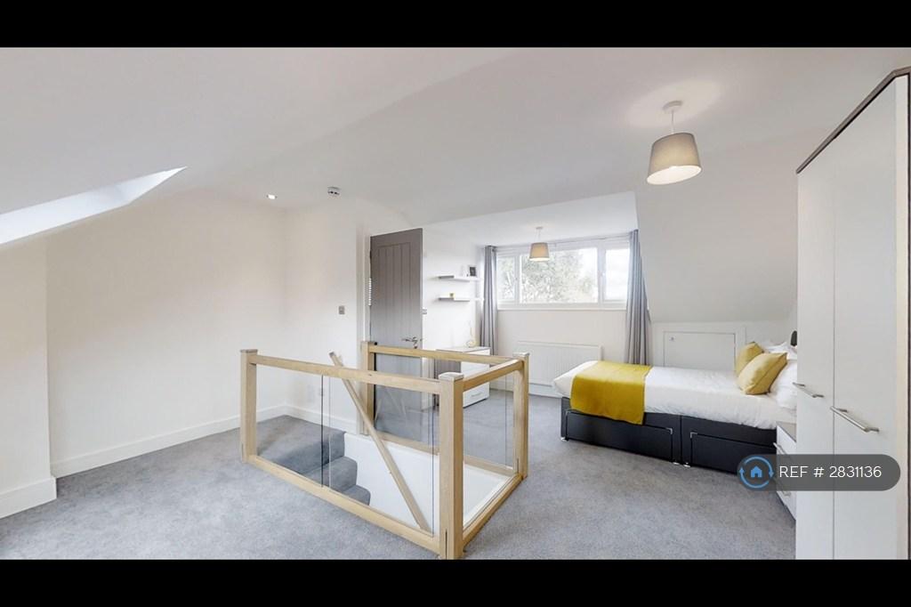 Large En-Suite Double With 2 Seater Sofa