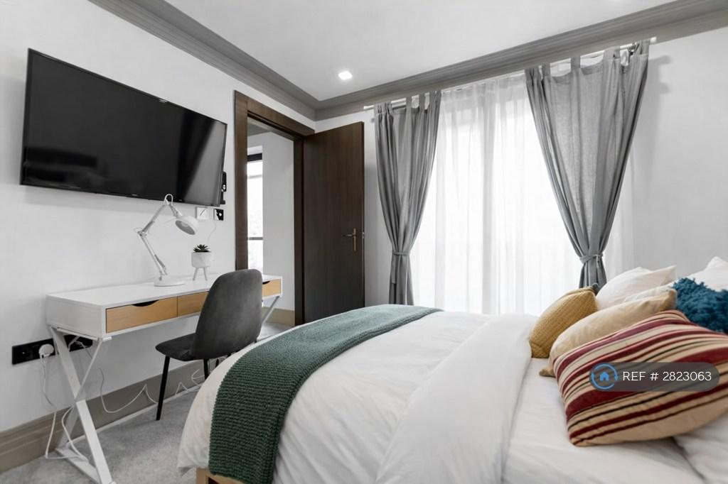 Ensuit Double Bedroom With Tv