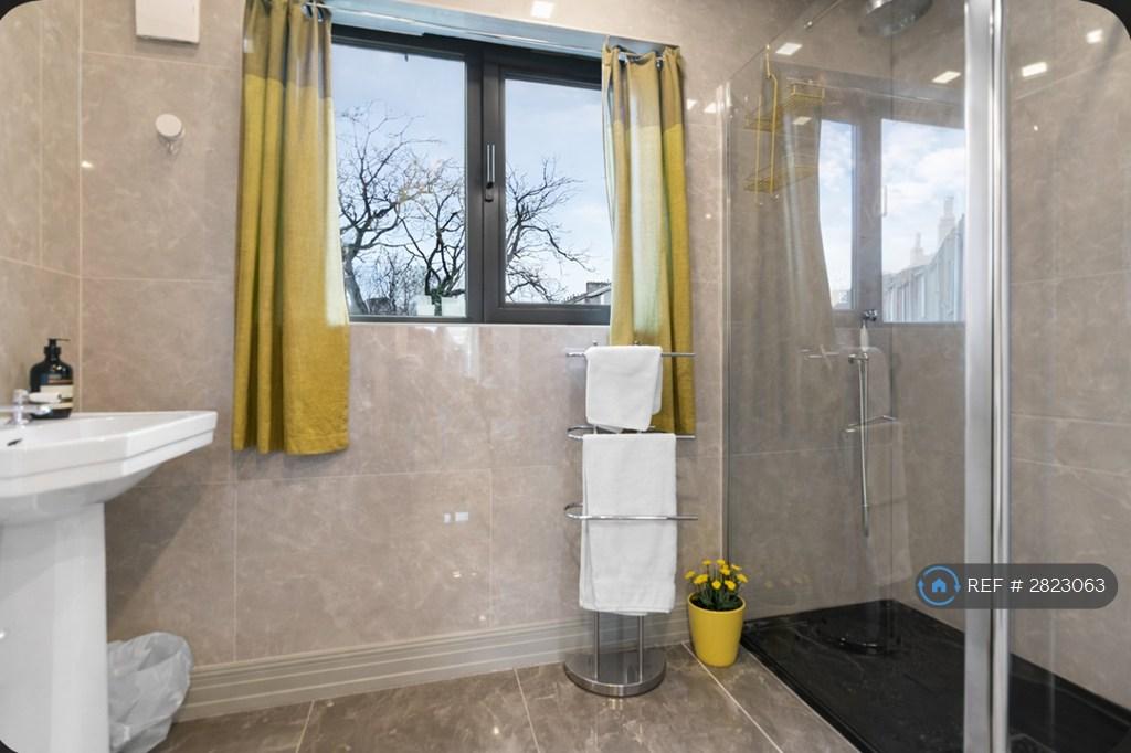 Master Bedroom Bathroom