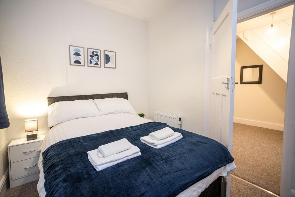 Bright, neatly presented double bedroom with a ...