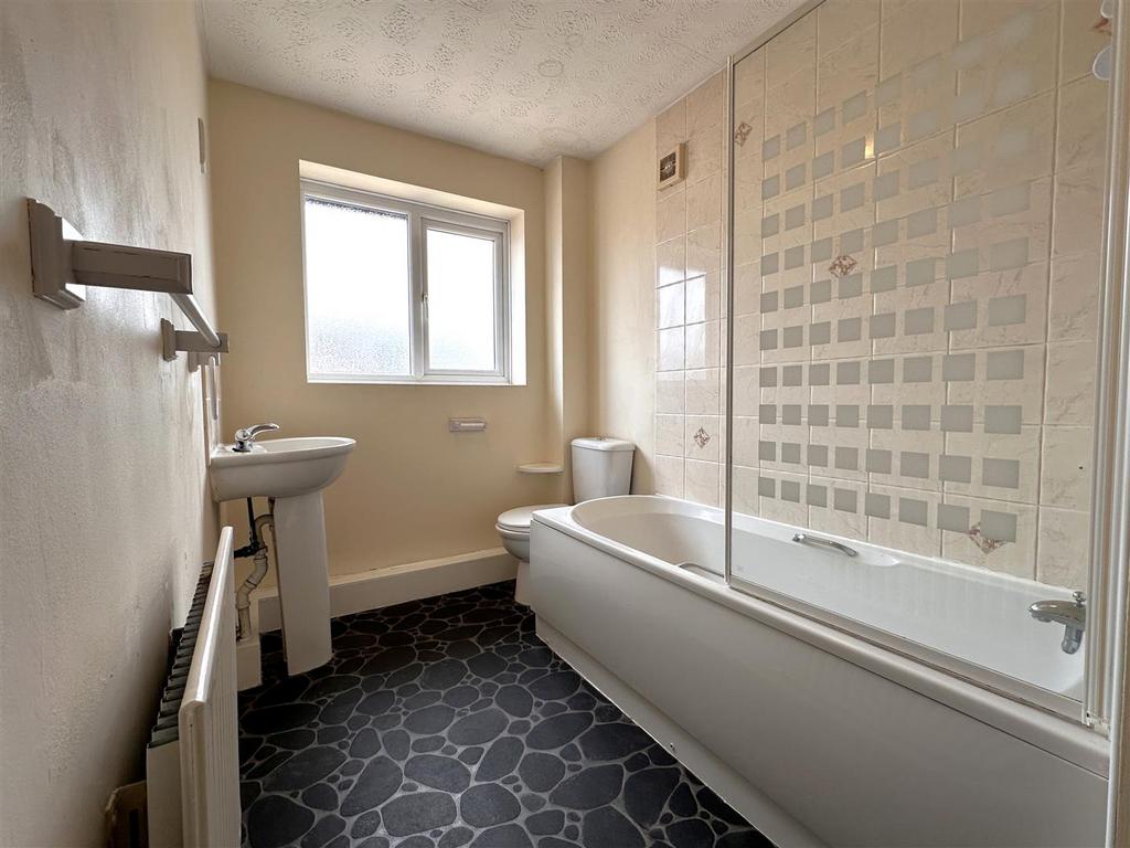 Family Bathroom 744