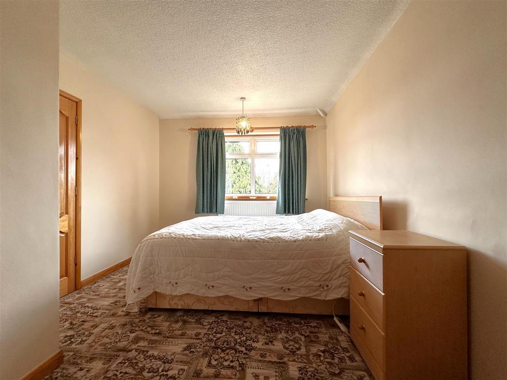 Master Bedroom 083