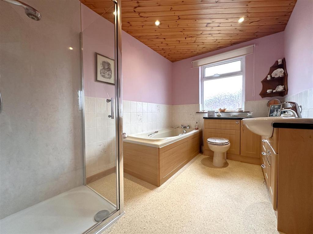 Four-Piece Family Bathroom 057