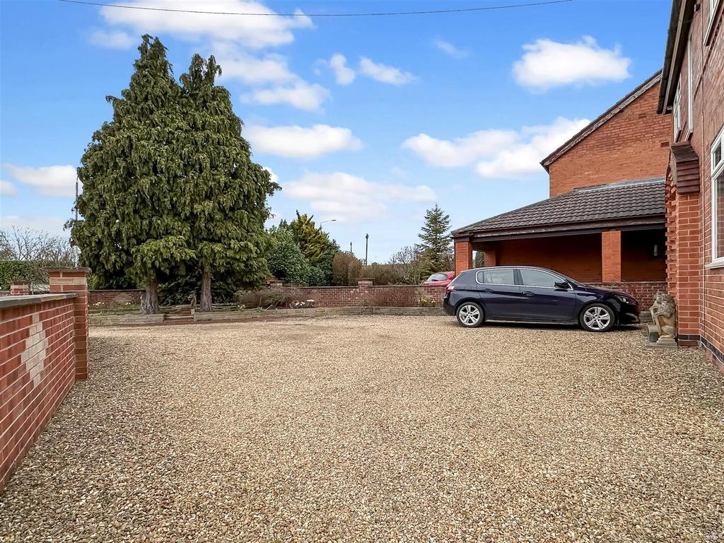 Extensive Front Driveway 232