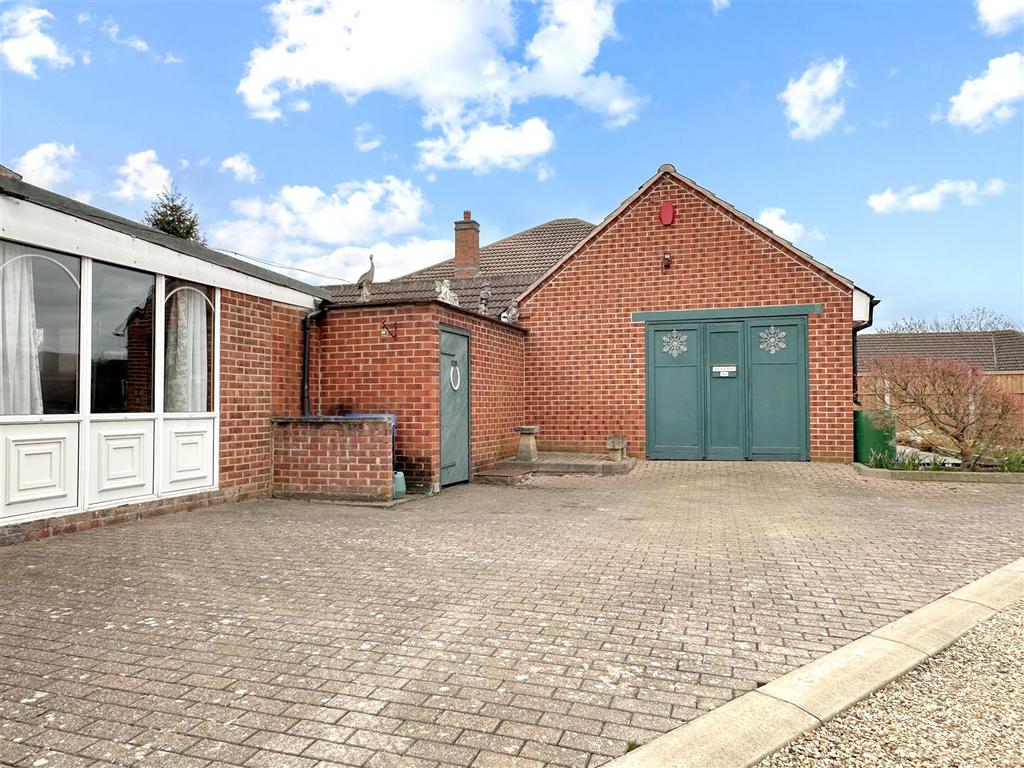 Double Garage & Side Driveway 677