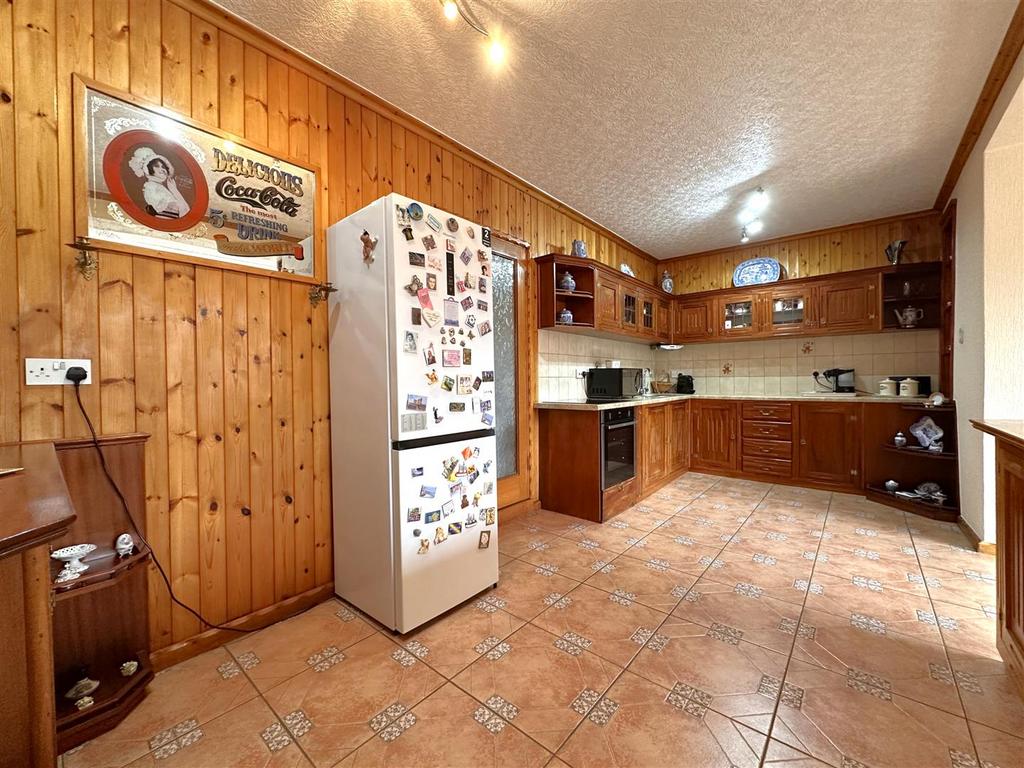 Large Kitchen 142